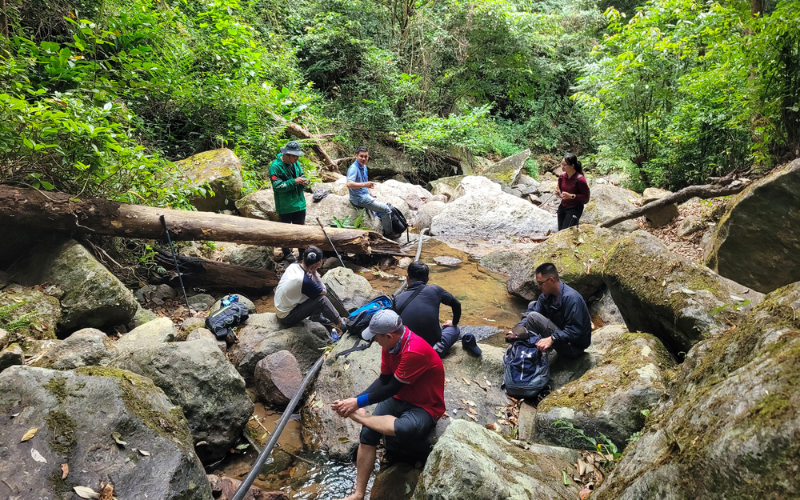 Mang theo thiết bị hỗ trợ cần thiết khi trekking Phú Quốc