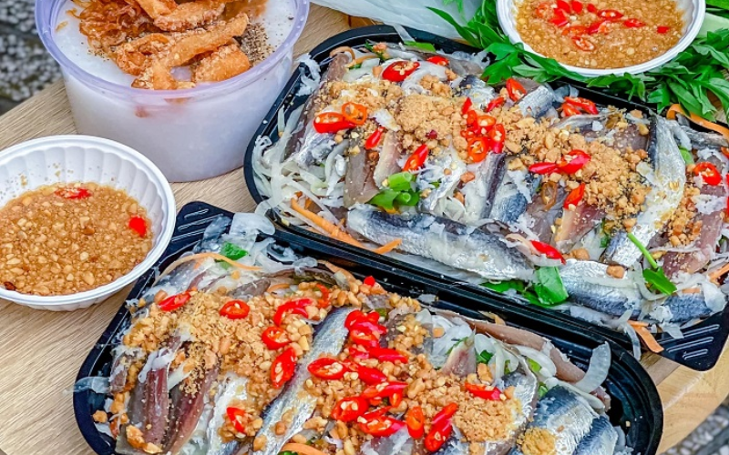 Đặc sản Gỏi cá trích tại Bãi kem