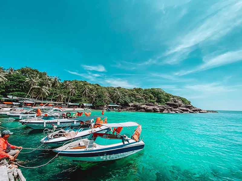 Thuê tàu hoặc cano để ra Hòn Gàm Ghì
