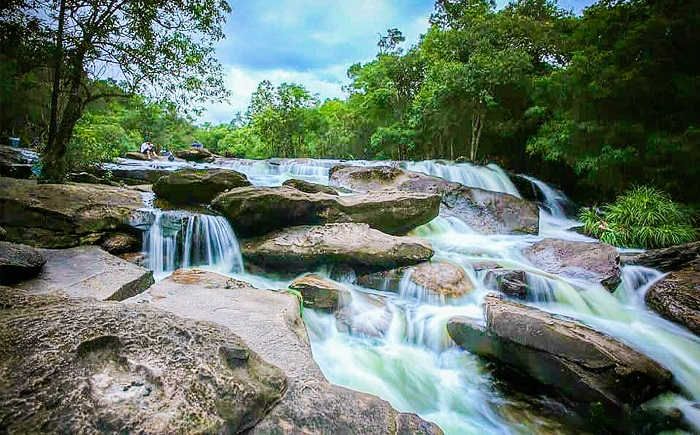 Suối Đá Bàn - Khám phá vẻ đẹp kỳ thú của những phiến đá khổng lồ